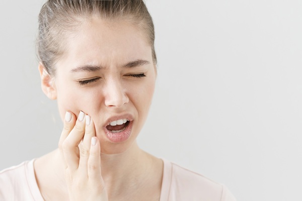 How A Dentist Can Treat A Broken Tooth